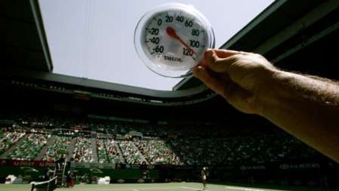 Teploměr na Australian Open ukazuje více než 43°Celsia.