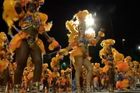 Rio de Janeiro roztančil tradiční karneval. Podívejte se na přehlídku vozů a kostýmů