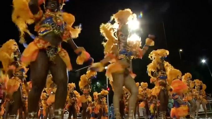 V Riu probíhá tradiční karneval. Podívejte se na přehlídku vozů a kostýmů