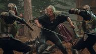 Henry Cavill jako Geralt z Rivie.