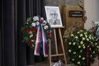 Na poslední rozloučení s někdejším ministrem obrany, diplomatem a disidentem Lubošem Dobrovským přišlo v pátek do strašnického krematoria v Praze několik stovek lidí.