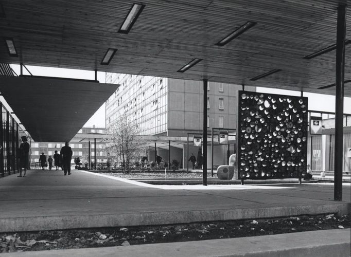 Josef Polák, Vojtěch Šalda (vedoucí projektanti): Sídliště Invalidovna v Karlíně , pohled do nákupní pasáže foto: Zdeněk Voženílek, 1966, Útvar rozvoje hl. m. Prahy