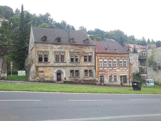 Domy na hlavní silniční komunikaci Jáchymovem směrem na Boží Dar a hranice s Německem. Sousedí s ruinami Hornického domu.