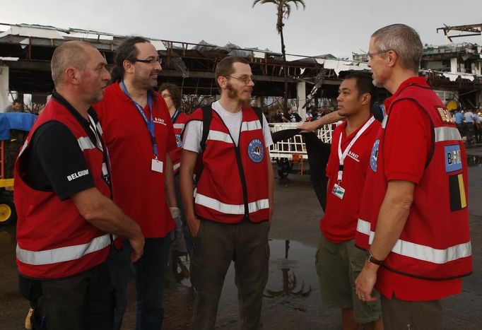 Na Filipíny přilétají týmy z celého světa. Tito humanitární pracovníci dorazili z Belgie.