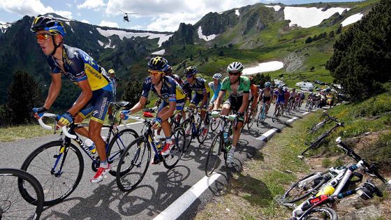 Roman Kreuziger kontroluje Alberta Contadora. V osmé etapě český závodník španělskému lídru hodně pomohl.