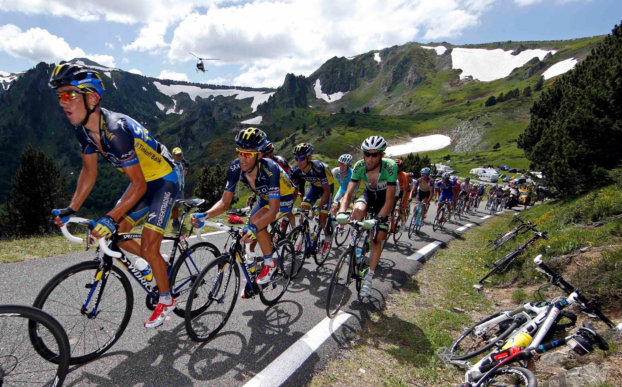 Tour de France 2013: Roman Kreuziger (vpředu), Alberto Contador a Laurens ten Dam (v zeleném)