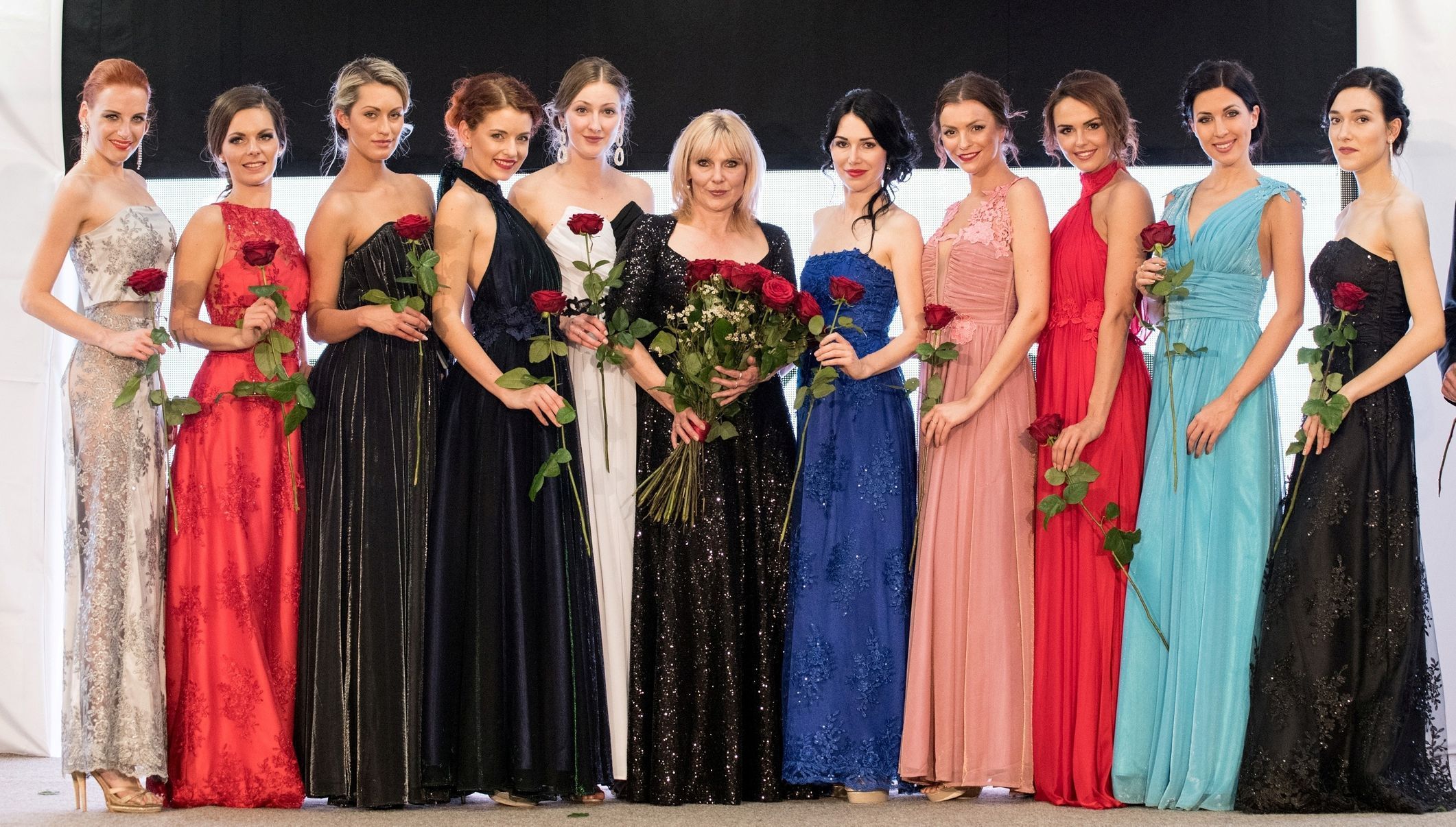 Marie Zelená a Martina Hrnčířová s kolekcí večerních šatů po jedné z přehlídek.