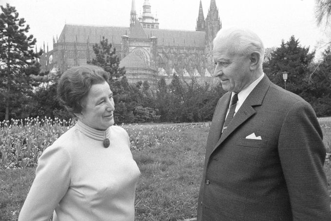 Irena Svobodová, první dáma Československa, s manželem prezidentem Ludvíkem Svobodou v Královské zahradě Pražského hradu 6. května 1971.