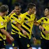 Fotbalisté Borussie Dortmund slaví vlastní gól Kramera