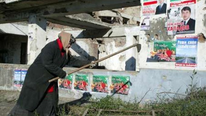 Ani předvolební plakáty nedokážou zakrýt ruiny, jichž je hlavní město Groznyj plné.
