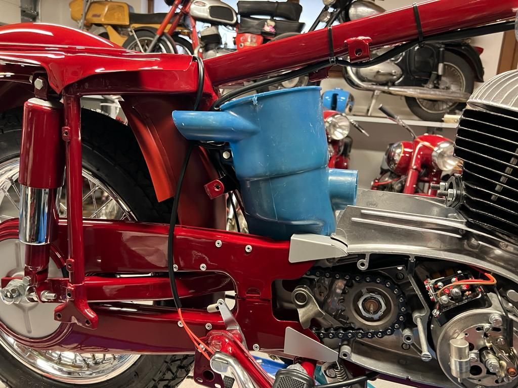 Renovujeme Jawu, druhý díl o skládání motorky