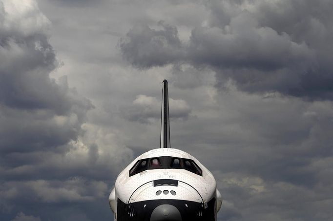 The Space Shuttle Enterprise floats up the Hudson River June 6, 2012 on a barge to be placed at the Intrepid Sea, Air and Space Museum. REUTERS/Eric Thayer (UNITED STATES - Tags: SCIENCE TECHNOLOGY TRANSPORT) Published: Čer. 6, 2012, 6:18 odp.