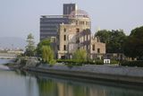 Ostrov na řece Otagawa uprostřed Hirošimy je dnes pietním parkem. Právě nad tímto místem ve výšce 600 metrů nad zemí explodovala 6.srpna 1945 ve čtvrt na devět ráno první atomová bomba.