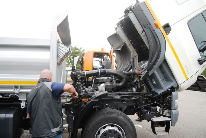 Pohled pod kabinu, kde se může ukrývat motor s výkonem až 340 kW