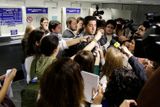 Novináři na brazilském letišti zpovídají příbuzného jednoho z pasažérů letu Air France AF447.