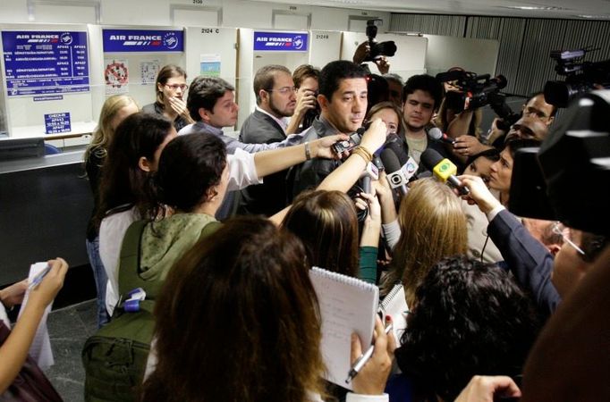 Novináři na brazilském letišti zpovídají příbuzného jednoho z pasažérů letu Air France AF447.