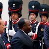 Silvio Berlusconni a čestná stráž při návštěvě gabonského prezidenta