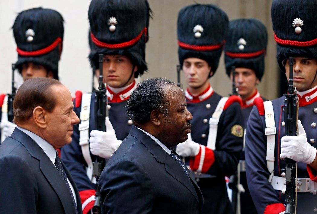 Silvio Berlusconni a čestná stráž při návštěvě gabonského prezidenta