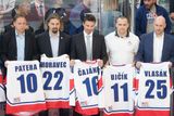 Vedení hokejového svazu se před utkáním symbolicky rozloučilo se sedmičkou bývalých vynikajících hráčů.
