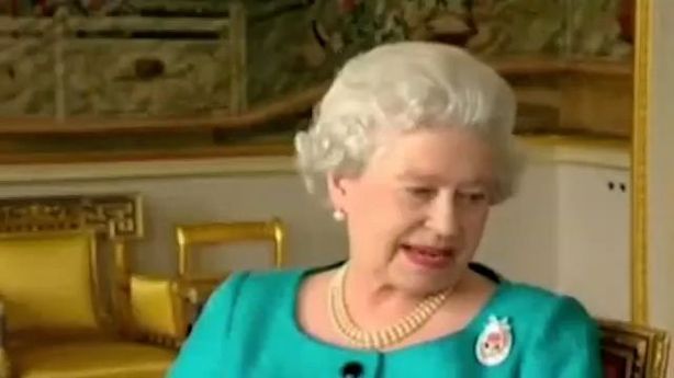 Královna Alžběta v archivním videu okouzlila Brity