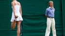 Zraněná Maria Šarapovová na Wimbledonu 2013.