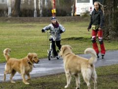 Teploty nad deset stupňů vytáhly sportovně založenou maminku s dcerou do jednoho z pražských parků.