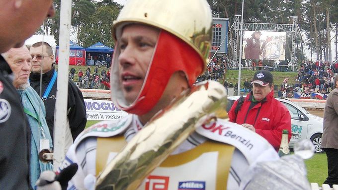 Suverénní vítěz 62. Zlaté přilby Dán Nicki Pedersen se všemi atributy pro šampiona: zlatou přilbou, zlatým věncem a pohárem.