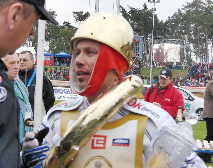 Suverénní vítěz 62. Zlaté přilby Dán Nicki Pedersen se všemi atributy pro šampiona: zlatou přilbou, zlatým věncem a pohárem.