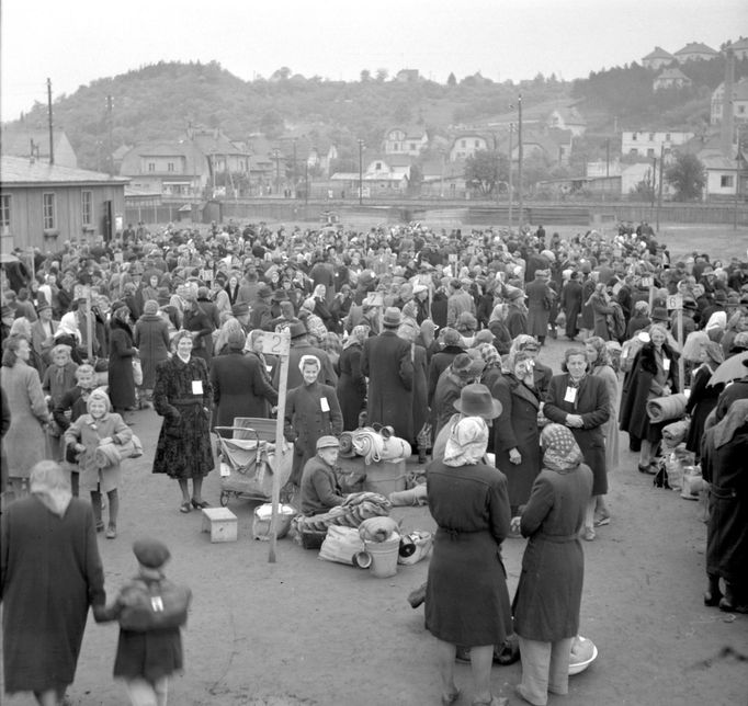 Odjezd pátého transportu Němců z Modřan do amerického okupačního pásma 16. května 1946.