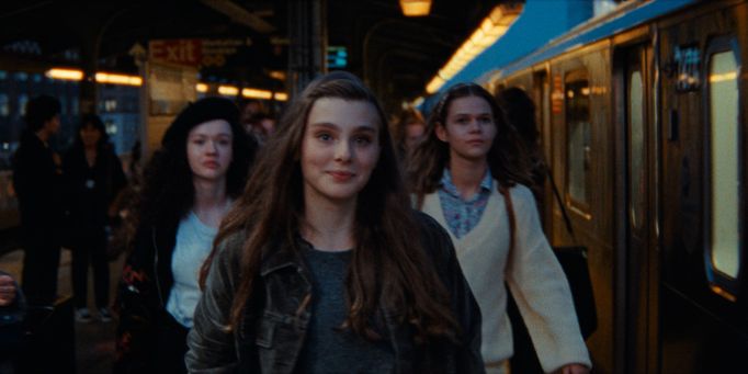 Třináctiletá Karolína (Kateřina Falbrová) je stále plná nadějných očekávání