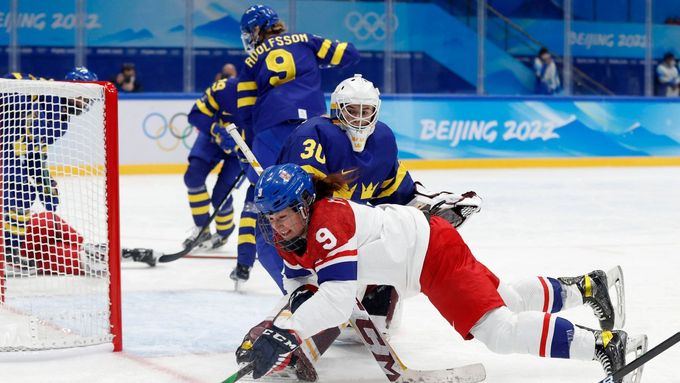 Alena Mills v zápase proti Švédsku na olympiádě v Pekingu 2022.