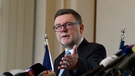 Vláda rozdá miliardy. Pomoc, nebo uplácení voličů? Ministr Stanjura hostem DVTV