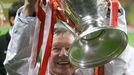 Kouč Manchesteru sir Alex Ferguson s trofejí pro vítěze Ligy mistrů (2008)