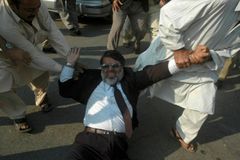 Pákistánská policie rozehnala právníky obušky a plynem