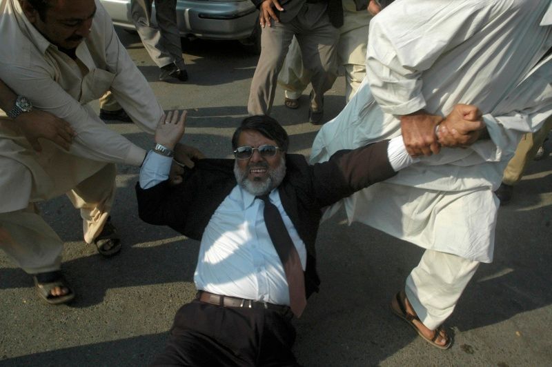 Zatýkání právníků v Karáčí po vyhlášení výjimečného stavu