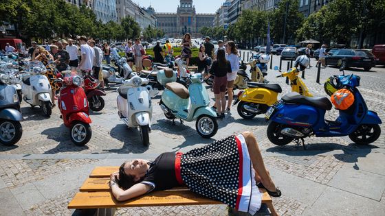 Vosy v Praze. Městem se promenádovalo přes 250 Vesp, skútristek je čím dál víc