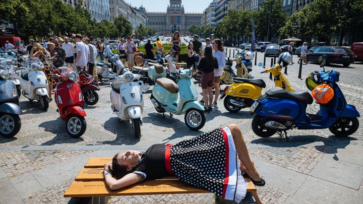 Vosy v Praze. Městem se promenádovalo přes 250 Vesp, skútristek je čím dál víc; Zdroj foto: Lukáš Bíba