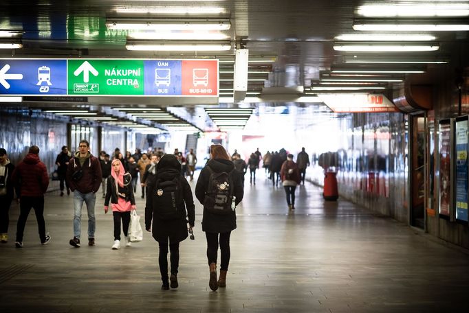 Sociální pracovníci, nejčastěji ve dvojicích, obcházejí předem vytipovaná místa v ulicích Brna, kde se často zdržují mladí lidé.