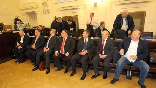 Před soudem je sedm obžalovaných (zleva): Vladimír Dbalý, Michal Toběrný, Petr Kutil, Pavel Kocourek, Tomáš Kadlec, Josef Veselý, Jozef Kalavský.