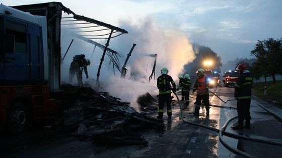 Kamion naložený televizemi lehl popelem