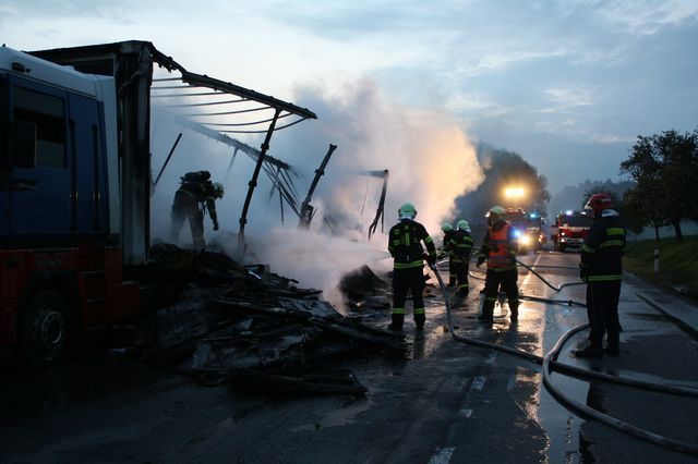 Kamion naložený televizemi lehl popelem