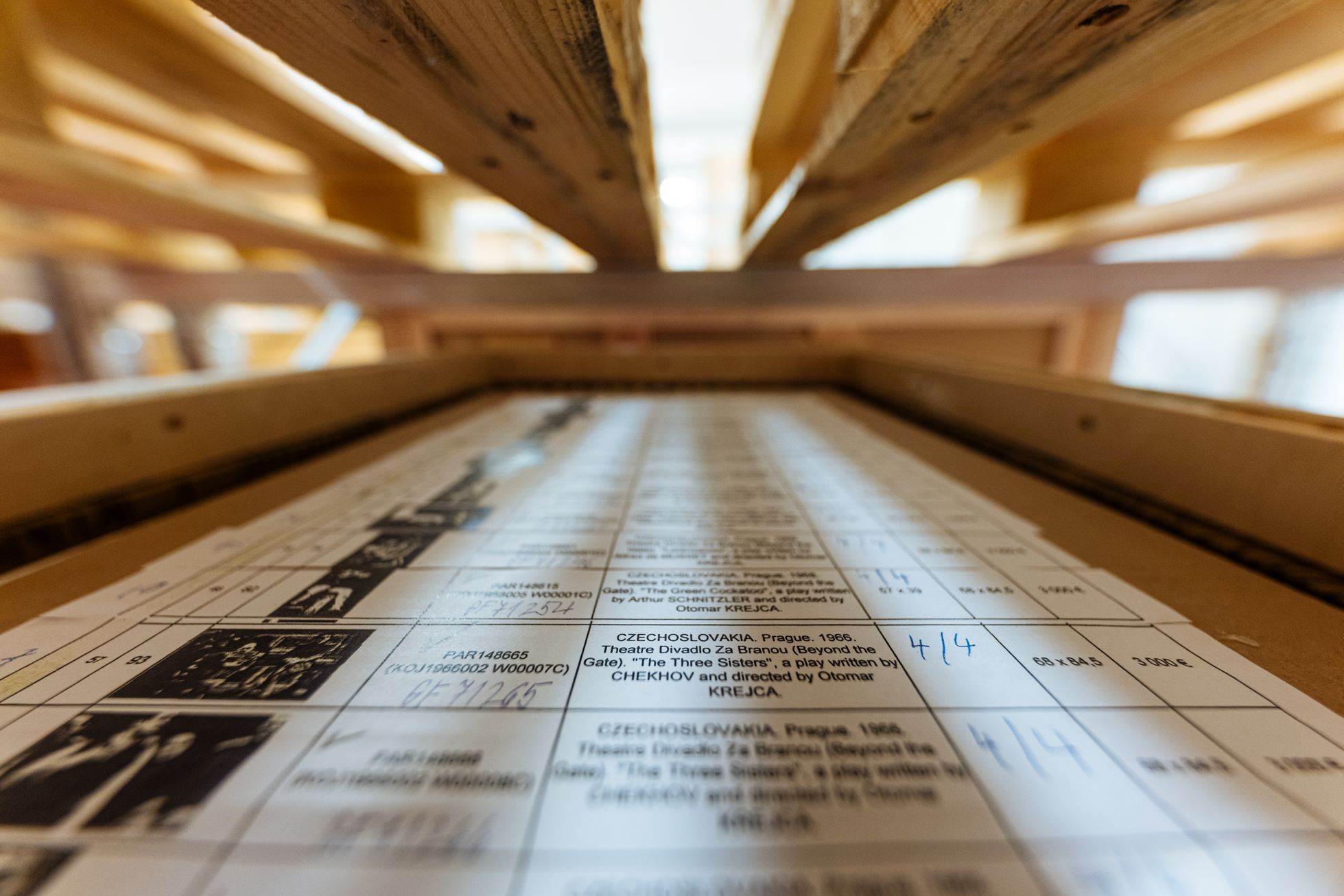 Fotografie Josefa Koudelky v depozitáři Uměleckoprůmyslového musea