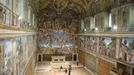 Workers prepare the Sistine Chapel for the next conclave at the Vatican in this photo released by Osservatore Romano on March 7, 2013. REUTERS/Osservatore Romano. (VATICAN - Tags: RELIGION)ATTENTION EDITORS - THIS IMAGE WAS PROVIDED BY A THIRD PARTY. FOR EDITORIAL USE ONLY. NOT FOR SALE FOR MARKETING OR ADVERTISING CAMPAIGNS. THIS PICTURE IS DISTRIBUTED EXACTLY AS RECEIVED BY REUTERS, AS A SERVICE TO CLIENTS Published: Bře. 7, 2013, 10:41 dop.