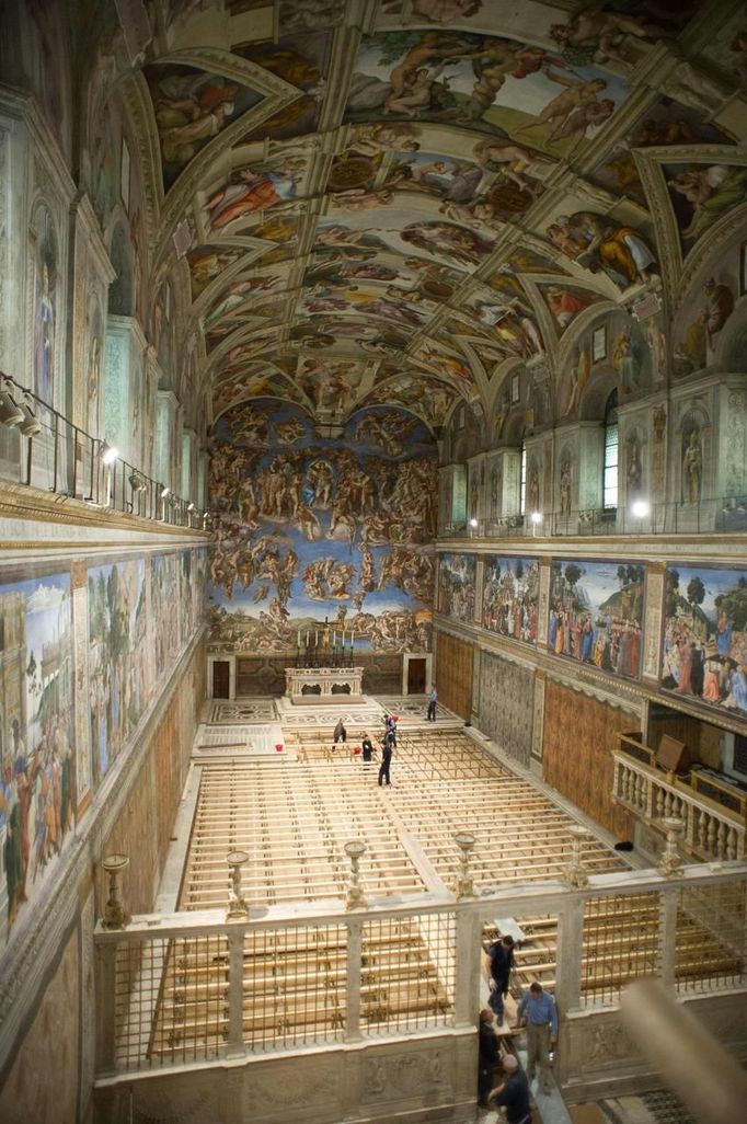 Workers prepare the Sistine Chapel for the next conclave at the Vatican in this photo released by Osservatore Romano on March 7, 2013. REUTERS/Osservatore Romano. (VATICAN - Tags: RELIGION)ATTENTION EDITORS - THIS IMAGE WAS PROVIDED BY A THIRD PARTY. FOR EDITORIAL USE ONLY. NOT FOR SALE FOR MARKETING OR ADVERTISING CAMPAIGNS. THIS PICTURE IS DISTRIBUTED EXACTLY AS RECEIVED BY REUTERS, AS A SERVICE TO CLIENTS Published: Bře. 7, 2013, 10:41 dop.