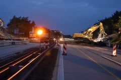 Dálnice D1 je opět průjezdná. Demolice nadjezdů se protáhla, částečná uzavírka platí do odpoledne