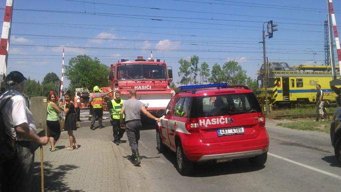 "Proč proboha neprorazil závory," zní z hloučku lidí, co odklízení trosek přihližejí.