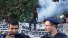 A supporter of Indians yell slogans against military police at the Brazilian Indian Museum in Rio de Janeiro March 22, 2013. Brazilian military police took position early morning outside the Indian museum, where a native Indian community of around 30 individuals who have been living in the abandoned Indian Museum since 2006. Indians were summoned to leave the museum in 72 hours by court officials since last week, local media reported. The group is fighting against the destruction of the museum, which is next to the Maracana Stadium. REUTERS/Pilar Olivares (BRAZIL - Tags: POLITICS MILITARY CIVIL UNREST) Published: Bře. 22, 2013, 11:55 dop.