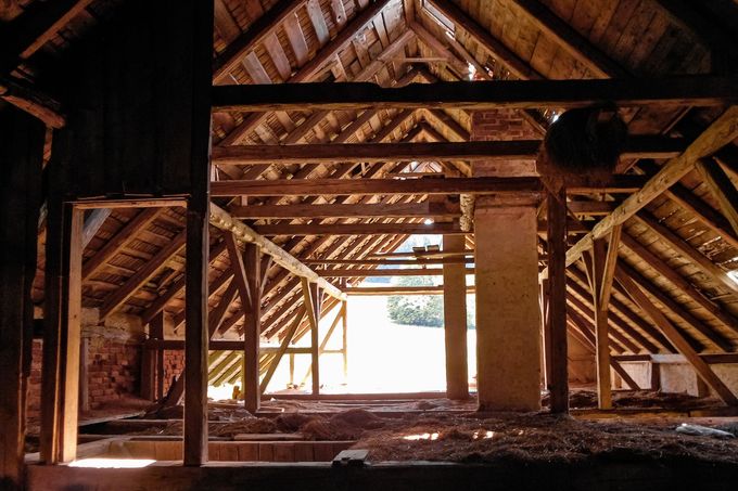 Interiér (zřejmě podkroví) usedlosti Pohádka u Čachrova přibližně před 10 lety.