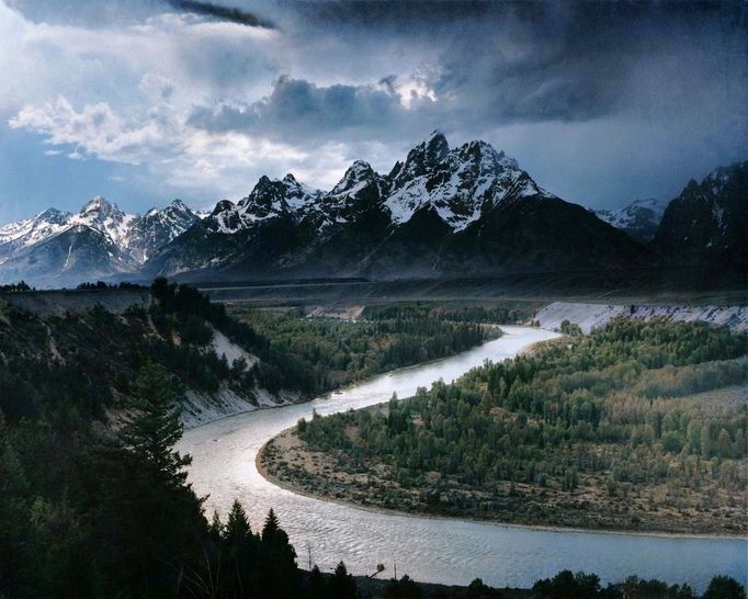 Ansel Adams, Tetony a řeka Snake, Národní park Grand Teton, Wyoming, Spojené státy, 1942, kolorováno.