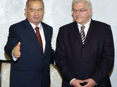 Uzbecký diktátor Islam Karimov s německým ministrem zahraničí Frankem-Walterem Steinmeierem. Německo má na Uzbekistán vliv